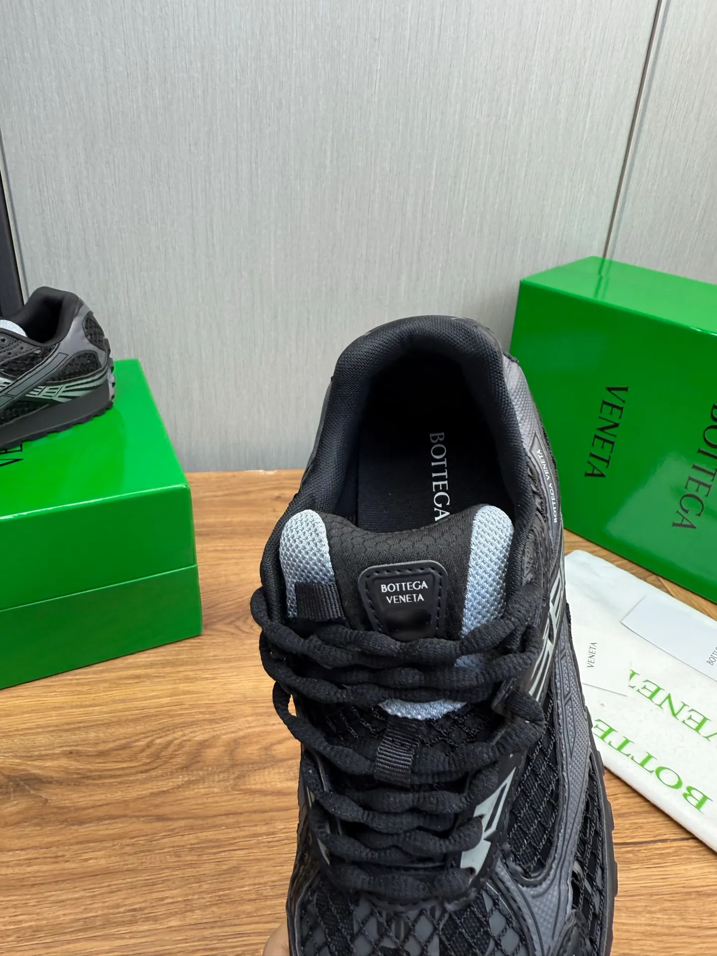 Men's men's shoes 💰620💰 BV top version 𝘽𝙊𝙏𝙏𝙀𝙂𝘼 𝙑𝙀𝙉𝙀𝙏𝘼 Orbit sneakers Wang Yibo same style couple style dad shoes 🩷💚 Runner sneakers, made of lightweight technical mesh fabric. Features a geometric patterned rubber outsole. Pay attention to the package craftsmanship ❕ High version shipping ❗️ Very nice, durable to play with and durable to make ✔️ Standard version 💯💯 The outsole is made of color-blocked TPU outsole. Women’s model 35-41 (40 41 customized) Men’s model 39-46 (45.46 customized) Equipped with original packaging